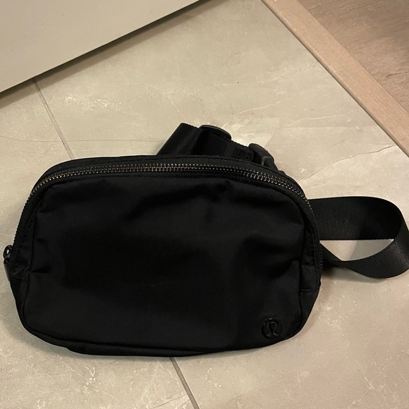 lululemon athletica Accessories - Lululemon Everywhere Belt Bag